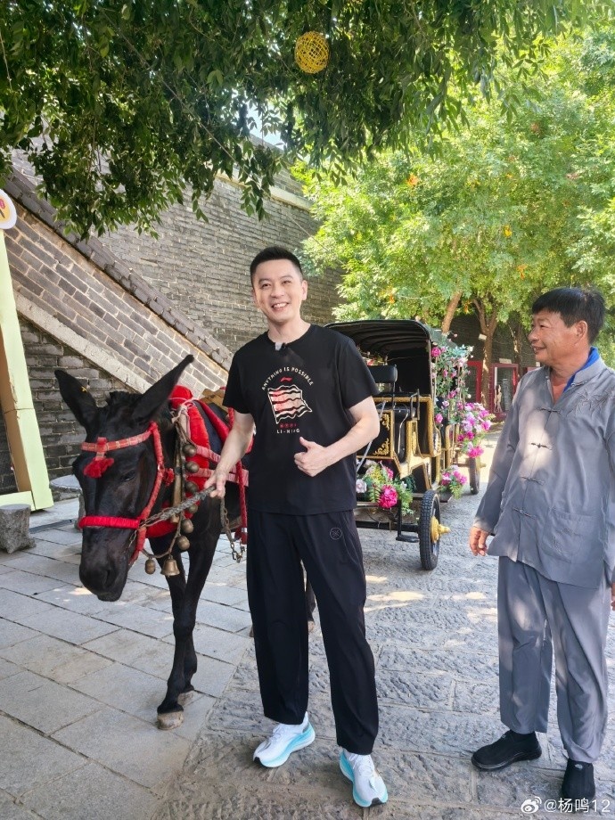 杨鸣晒与陈梦乒乓球活动合影 愿篮球领会乒乓精神 杨鸣晒与陈梦乒乓球活动合影 愿篮球领会乒乓精神