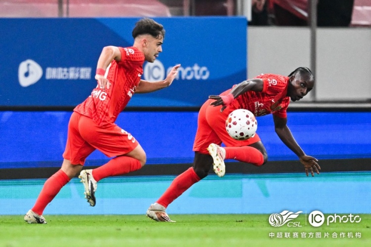海港三球被吹 主场0-1不敌山东泰山