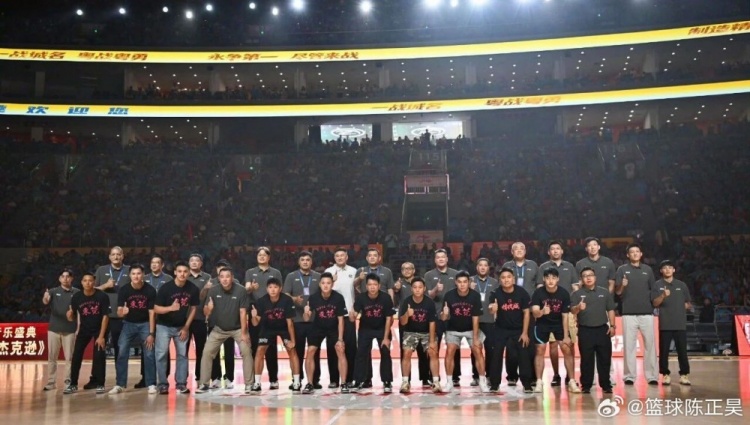 东莞108-73深圳夺粤BA冠军 解说晒名宿合影：这阵容世界前八没问题
