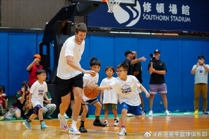 湖人后卫里夫斯再访香港 修顿体育馆现场指导金牛青训 湖人后卫里夫斯再访香港 修顿体育馆现场指导金牛青训