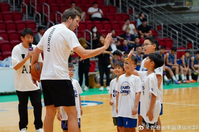 湖人后卫里夫斯再访香港 修顿体育馆现场指导金牛青训 湖人后卫里夫斯再访香港 修顿体育馆现场指导金牛青训