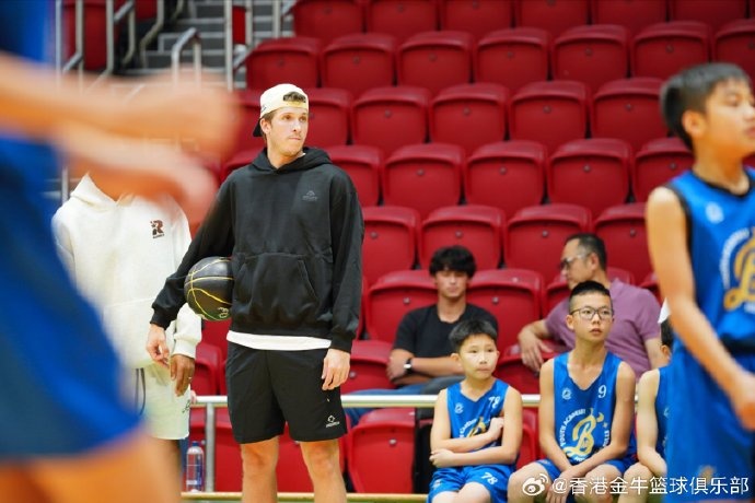 湖人后卫里夫斯再访香港 修顿体育馆现场指导金牛青训 湖人后卫里夫斯再访香港 修顿体育馆现场指导金牛青训