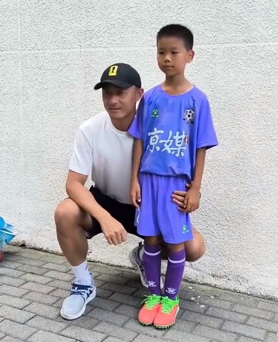 傅明现身百队杯普及组 蹲下与小球员交流执法经验