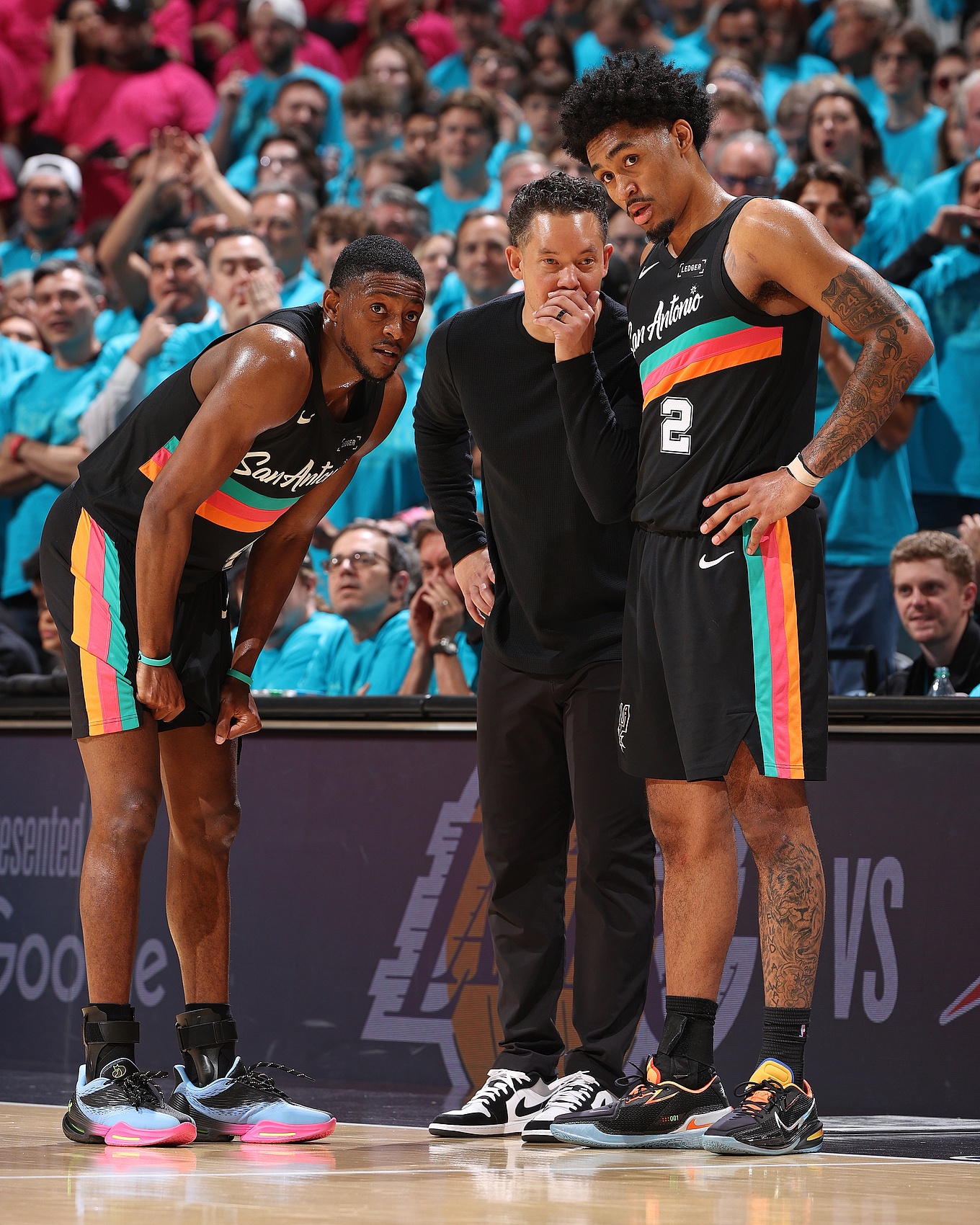 福克斯力压哈珀锁定马刺揭幕战首发 主帅欲组三后卫阵型 福克斯力压哈珀锁定马刺揭幕战首发 主帅欲组三后卫阵型