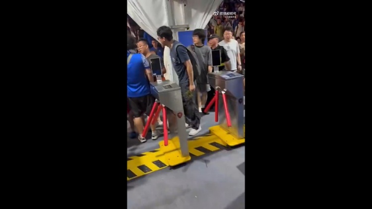 三名申花球迷围攻武磊球衣儿童被行拘,文汇网:德比更是“比德” 三名申花球迷围攻武磊球衣儿童被行拘,文汇网:德比更是“比德”