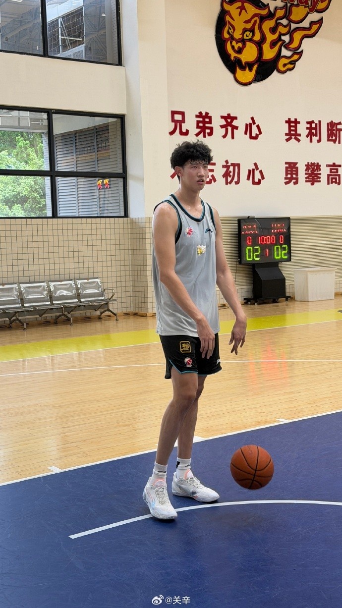 队记晒广东男篮训练照 新帅&周鹏&杨腾飞&徐杰在列