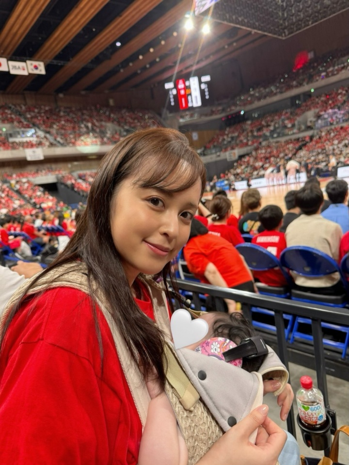渡边雄太妻子带娃观战世预赛晒照:👶🏻第一次看篮球比赛 渡边雄太妻子带娃观战世预赛晒照:👶🏻第一次看篮球比赛